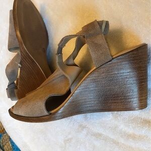 SOPHIA Milano suede wedge heel shoes  tan size 9.